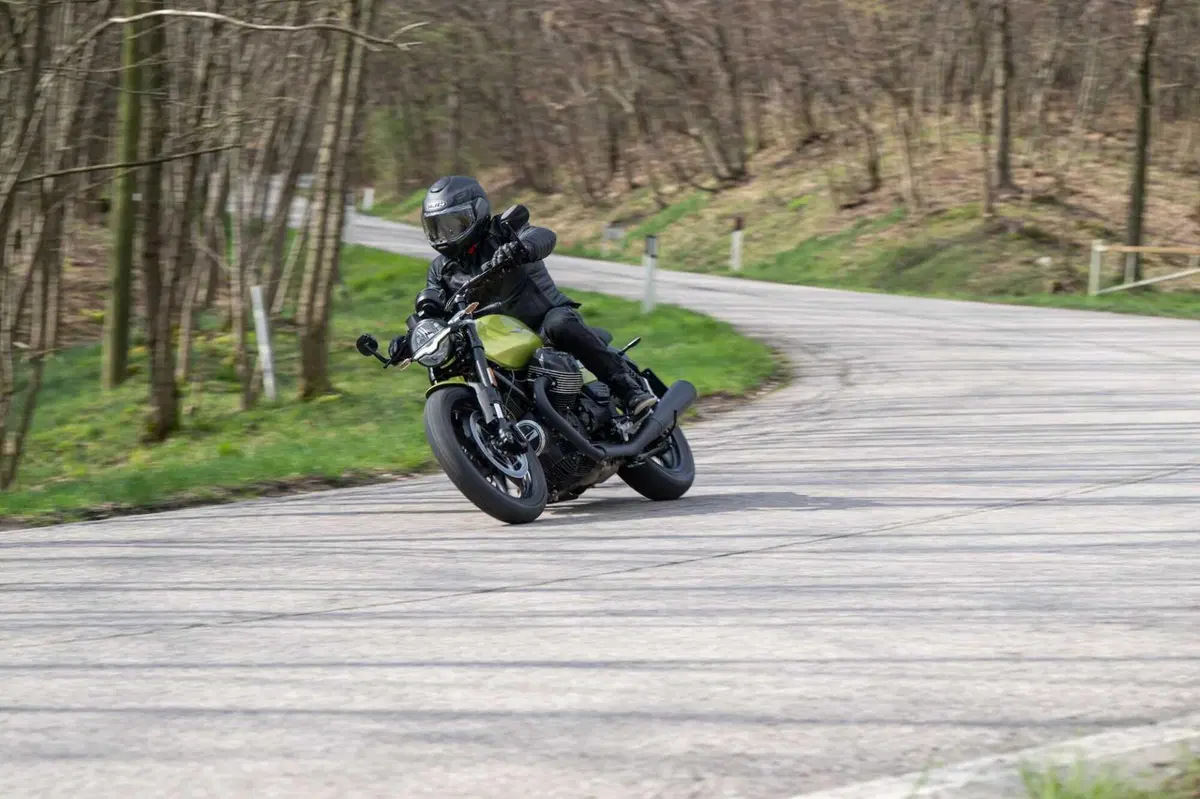 Moto Guzzi V7 Sport (11)