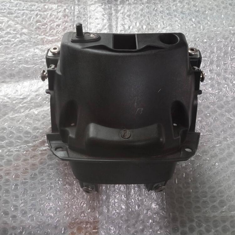 Supporto sgancio vano porta casco Aprilia Mana 850 (2)