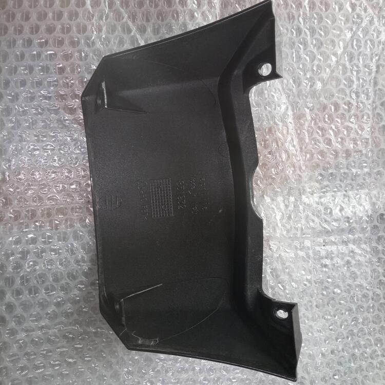 Chiusura posteriore vano porta casco nero Aprilia (2)