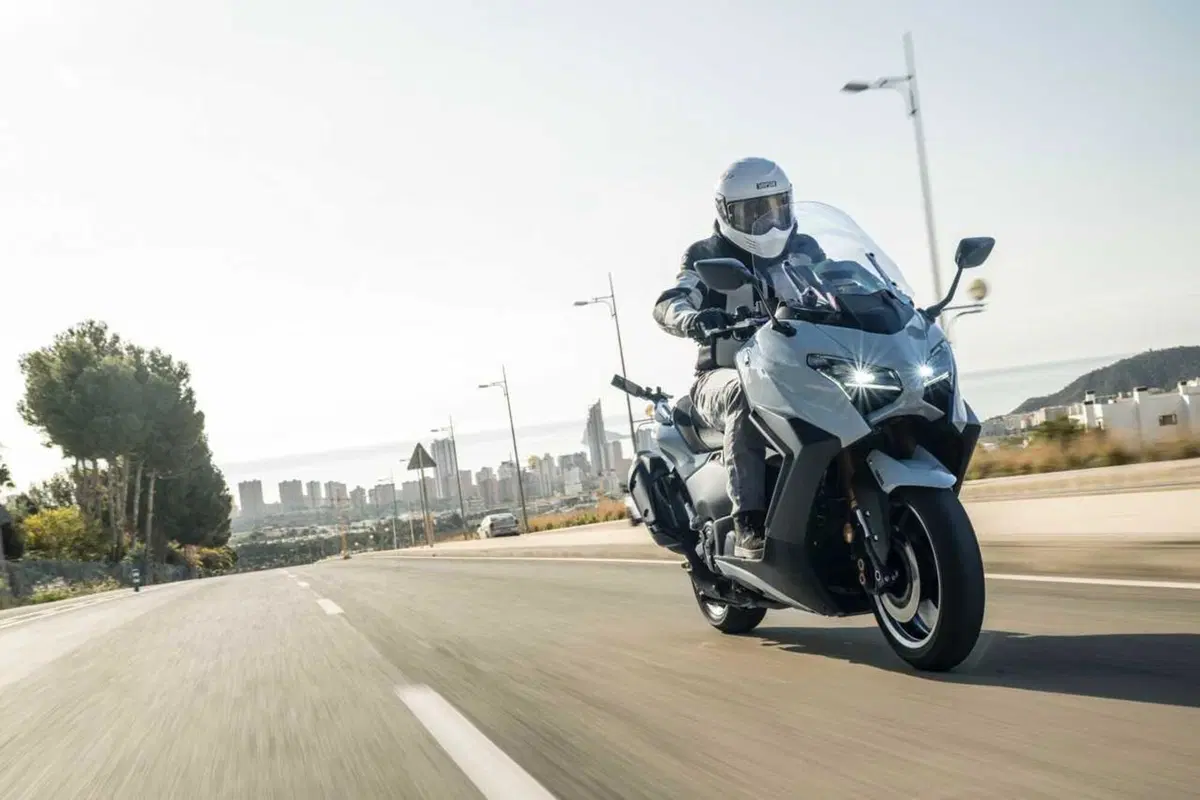 Questione di fede. Abbiamo provato il nuovo TMax Tech Max 2025 TEST [VIDEO] (2)
