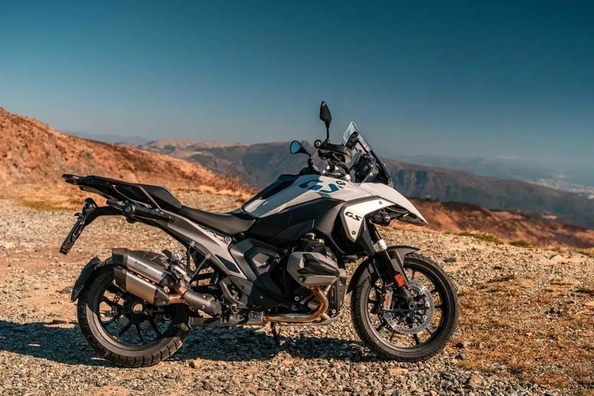 Scambieresti una BMW R 1300 GS con tre Benelli TRK 702X? Comparativa tra le due best-seller! [VIDEO]