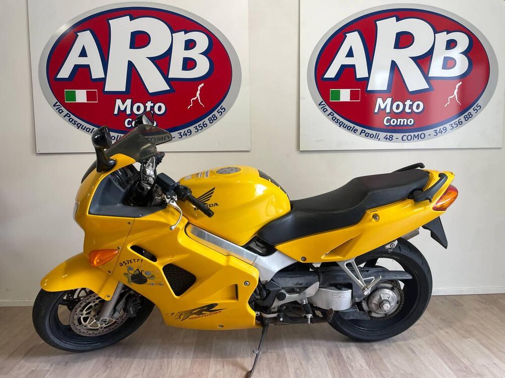 Honda VFR 800 (1998 - 01) (3)