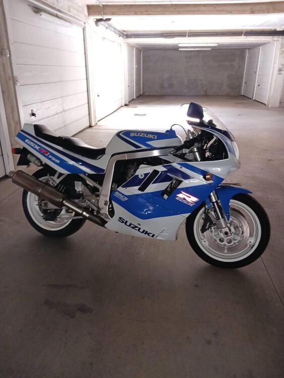 Suzuki GSX 750 R (3)