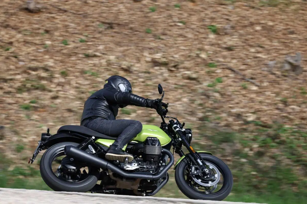 Moto Guzzi V7 Sport (2)