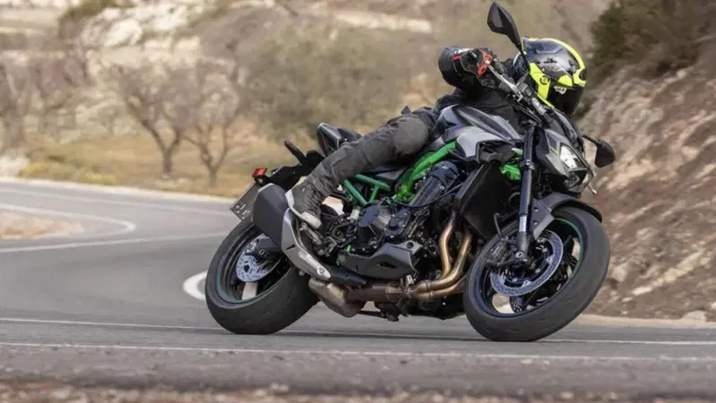 Kawasaki Z900 2025: rispondiamo alle vostre domande [VIDEO]