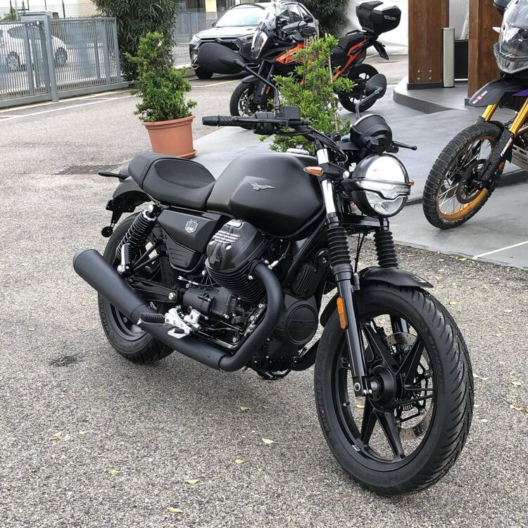 Moto Guzzi V7 Stone (2025) (2)