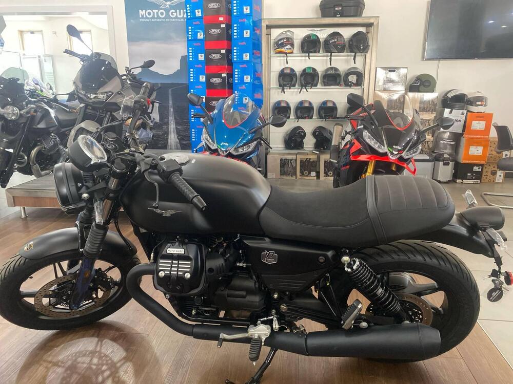 Moto Guzzi V7 Stone (2021 - 24) (2)