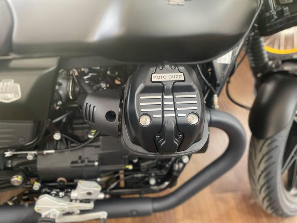 Moto Guzzi V7 Stone (2021 - 24) (4)