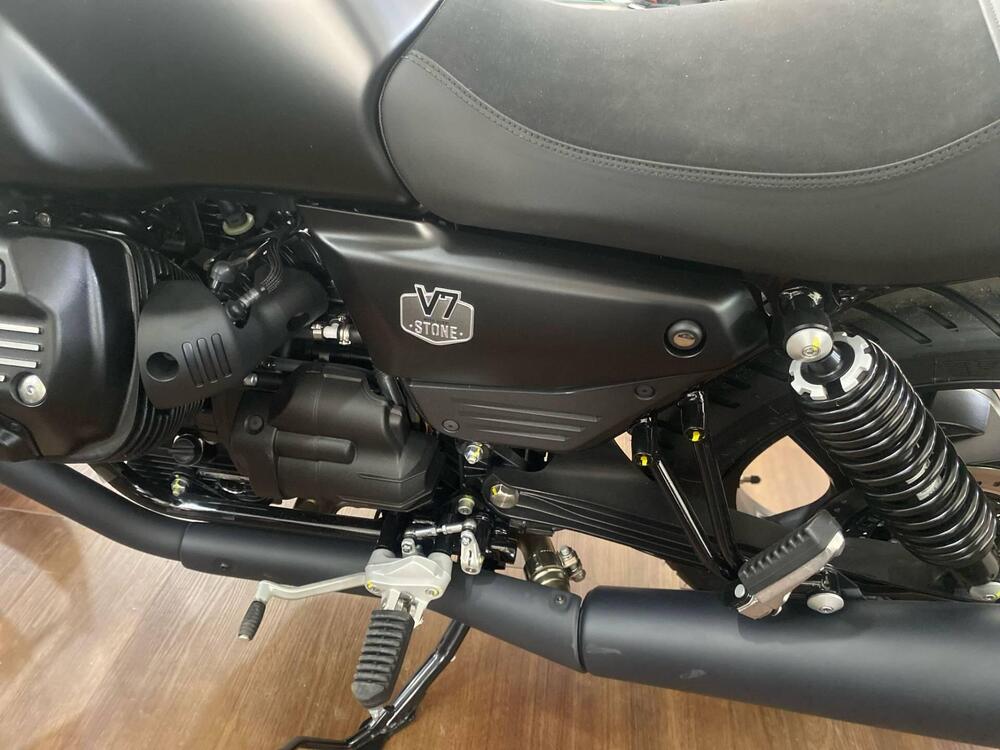 Moto Guzzi V7 Stone (2021 - 24) (5)