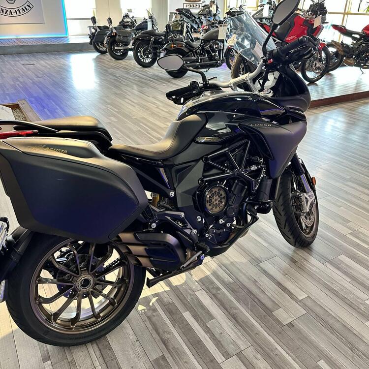 MV Agusta Turismo Veloce 800 Lusso SCS (2021 - 25) (2)