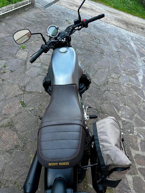 Moto Guzzi V7 Stone Centenario (2021 - 22) (2)