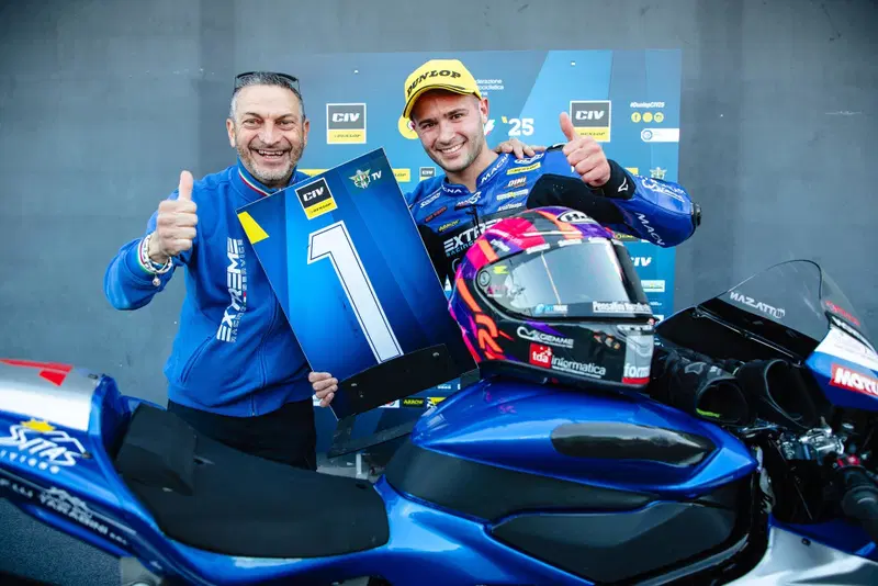 Luca Ottaviani festeggia al parco chiuso