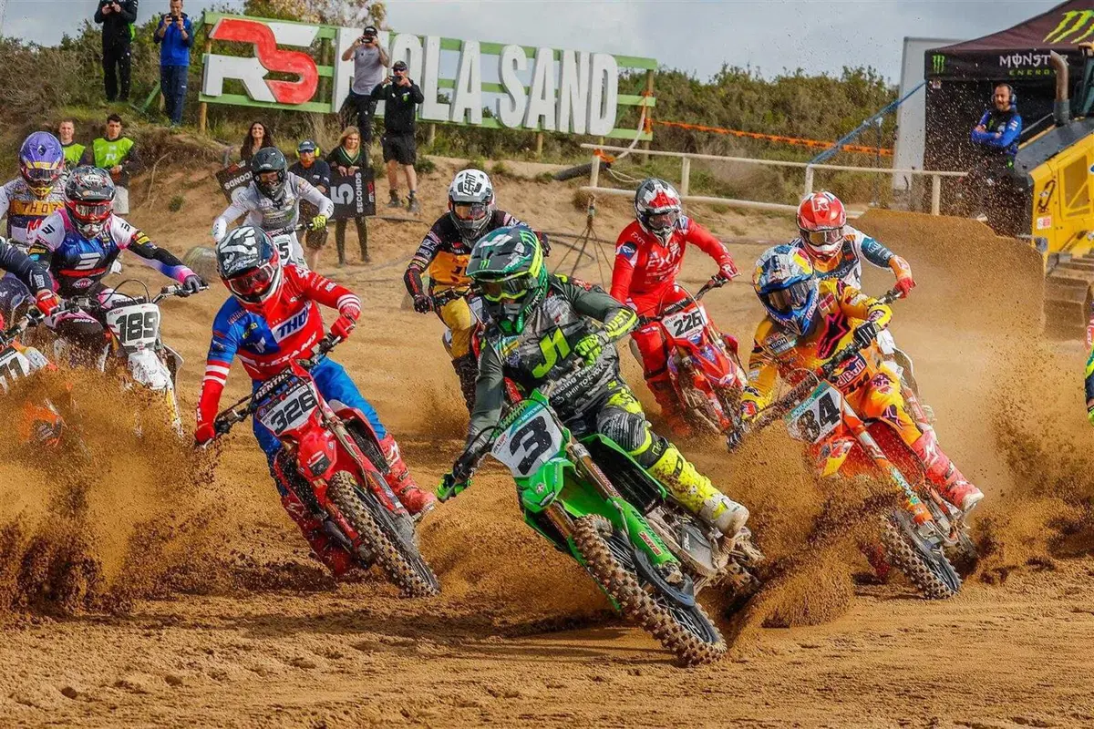MXGP25 #4 Sardegna. Niente è scontato a Riola Sardo. Vincono Febvre, MXGP, e De Wolf, doppietta [VIDEO]
