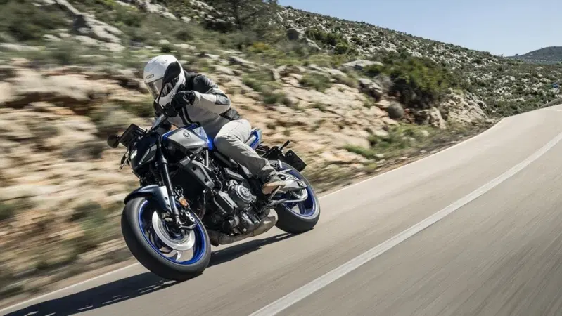 C'&egrave; una naked media migliore della MT-07! &egrave; la Yamaha MT-07 con cambio automatico Y-AMT [VIDEO]