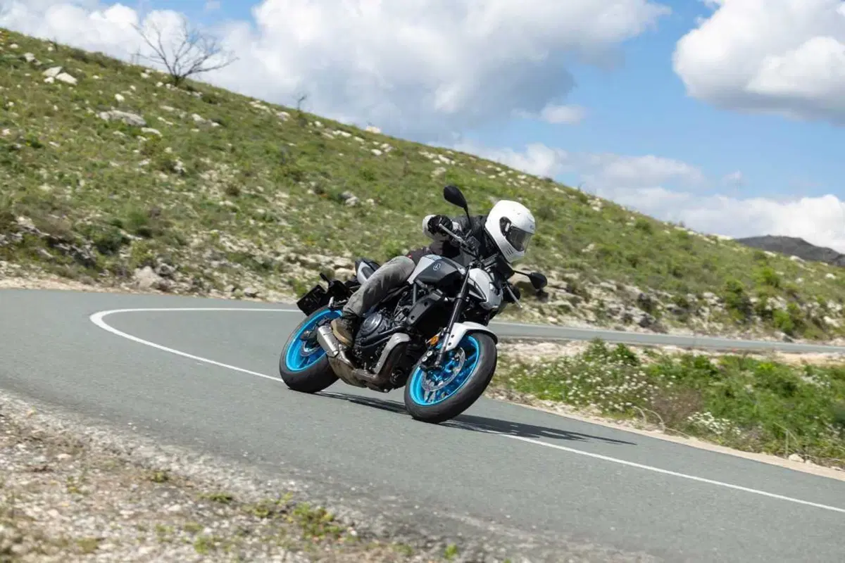 C'è una naked media migliore della MT-07! è la Yamaha MT-07 con cambio automatico Y-AMT [VIDEO] (10)