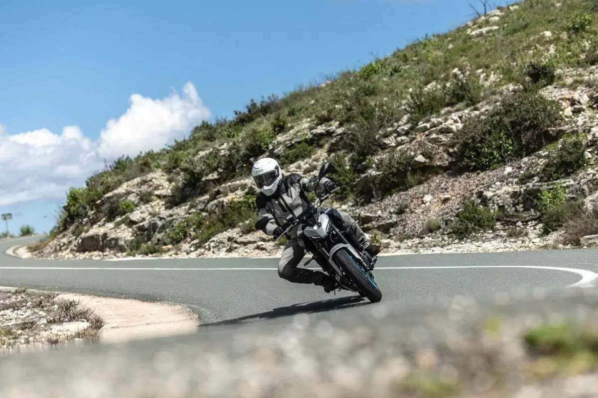 C'è una naked media migliore della MT-07! è la Yamaha MT-07 con cambio automatico Y-AMT [VIDEO] (14)
