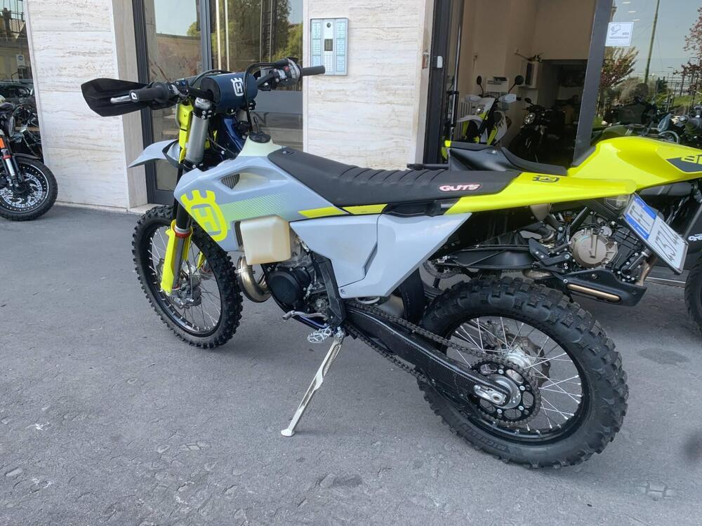 Husqvarna TE 300 (2024) (2)
