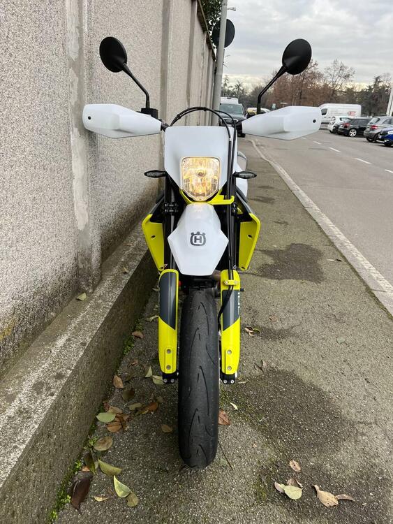 Husqvarna 701 Supermoto (2020) (2)