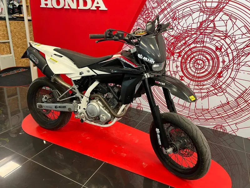 Husqvarna SM 125 (2010 - 12) (4)