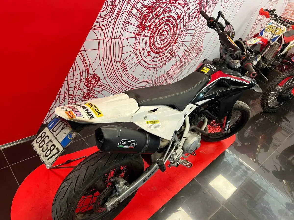 Husqvarna SM 125 (2010 - 12) (8)