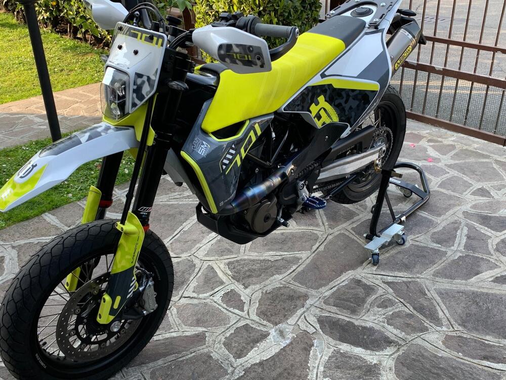 Husqvarna 701 Supermoto (2021) (2)