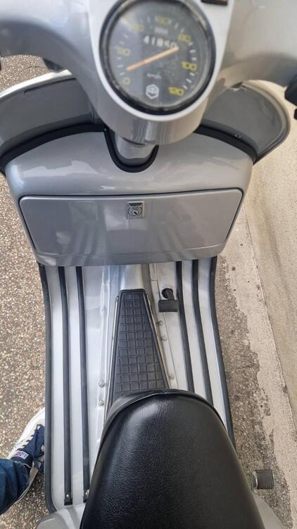 Piaggio Vespa P200E (5)