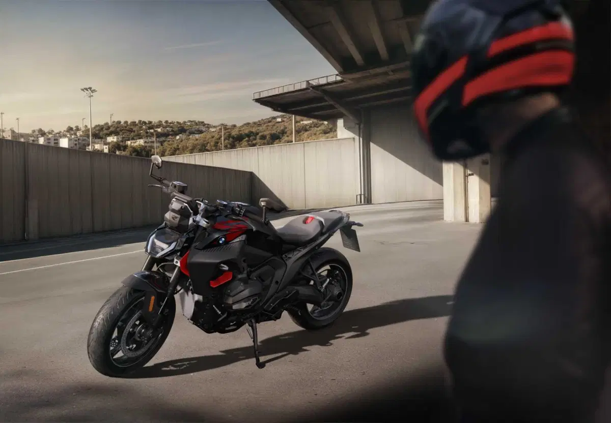 BMW R 1300 R: foto e scheda tecnica. Svelata la nuova maxi naked, ecco come cambia [VIDEO E GALLERY]