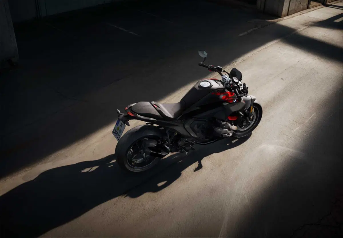 BMW R 1300 R: foto e scheda tecnica. Svelata la nuova maxi naked, ecco come cambia [VIDEO E GALLERY] (2)
