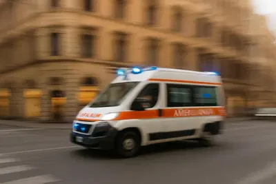 Roma, incidente sulla Pontina: agente motociclista della Polizia locale investito in pieno da un suv