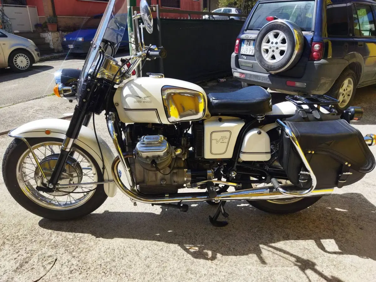 Moto Guzzi V7 700cc (7)