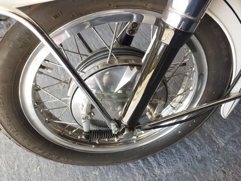 Moto Guzzi V7 700cc (13)