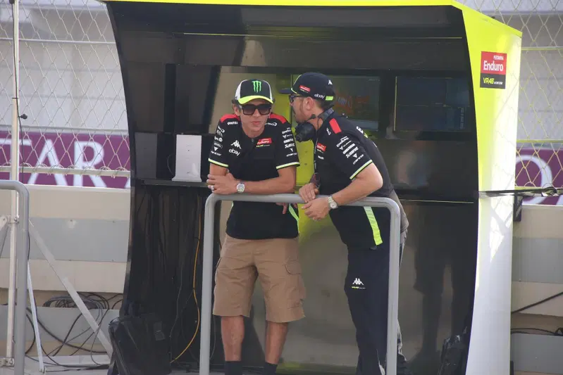Valentino Rossi al box VR46 con Uccio Salucci
