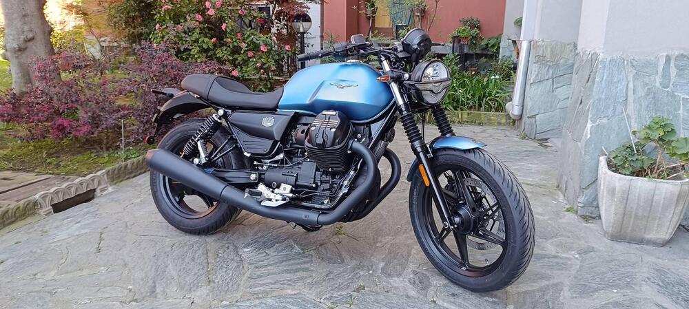 Moto Guzzi V7 Stone (2021 - 24)