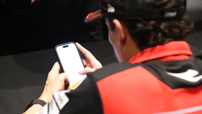 Marquez controlla i cronologici della sessione in attesa di parlare con i giornalisti (2)