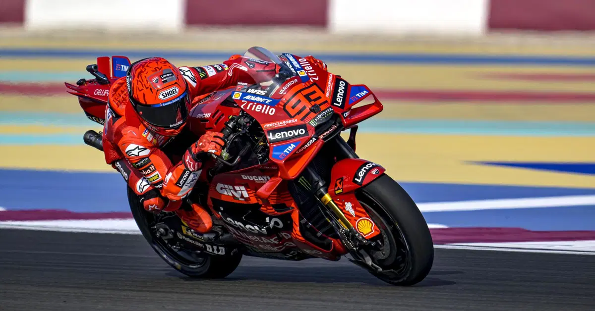 MotoGP. GP del Qatar. Marc Marquez, pole all'ultimo soffio (e record), Pecco Bagnaia cade, &egrave; 11&deg; [RISULTATI]