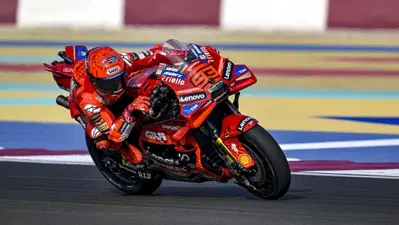 MotoGP. GP del Qatar. Marc Marquez, pole all'ultimo soffio (e record), Pecco Bagnaia cade, &egrave; 11&deg; [RISULTATI]