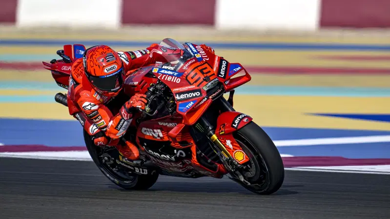 MotoGP. GP del Qatar. Marc Marquez, pole all'ultimo soffio (e record), Pecco Bagnaia cade, &egrave; 11&deg; [RISULTATI]