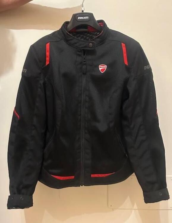 VENDO GIACCA FORATA DUCATI DONNA
