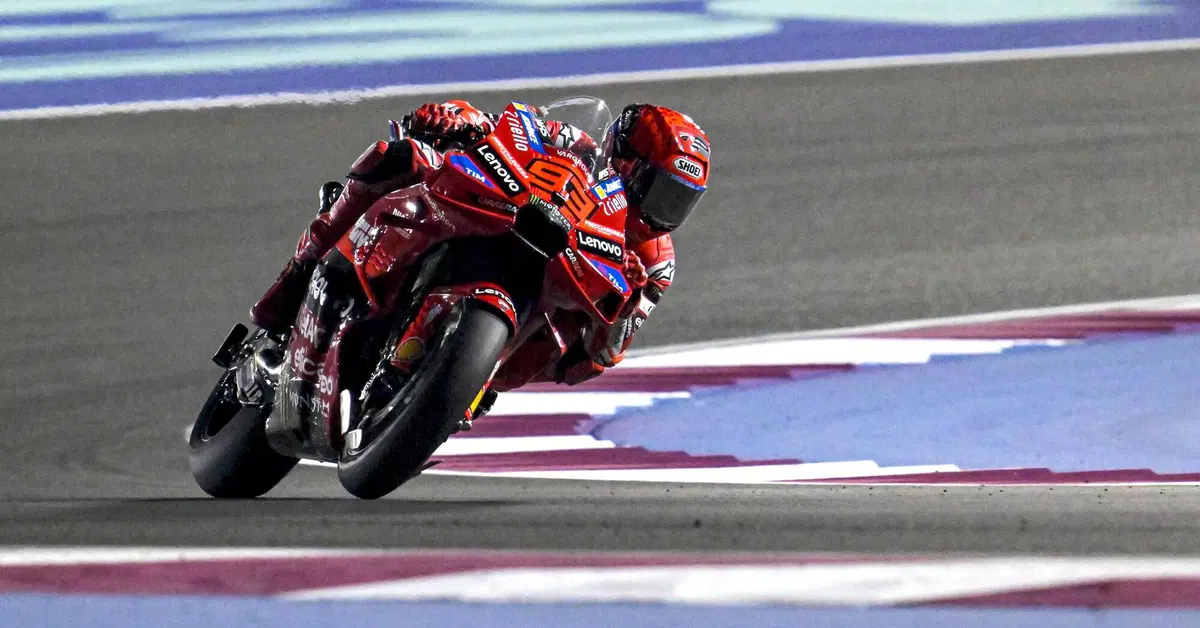 MotoGP. GP del Qatar. Marc Marquez vince ancora! Penalizzato Maverick Vinales (era 2&deg;): sul podio Pecco Bagnaia e Franco Morbidelli, tanti incidenti [RISULTATI]