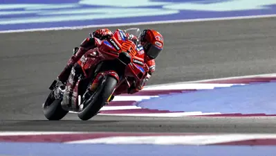 MotoGP. GP del Qatar. Marc Marquez vince ancora! Penalizzato Maverick Vinales (era 2&deg;): sul podio Pecco Bagnaia e Franco Morbidelli, tanti incidenti [RISULTATI]