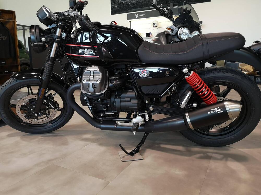 Moto Guzzi V7 Stone Special Edition (2022 - 25) (3)