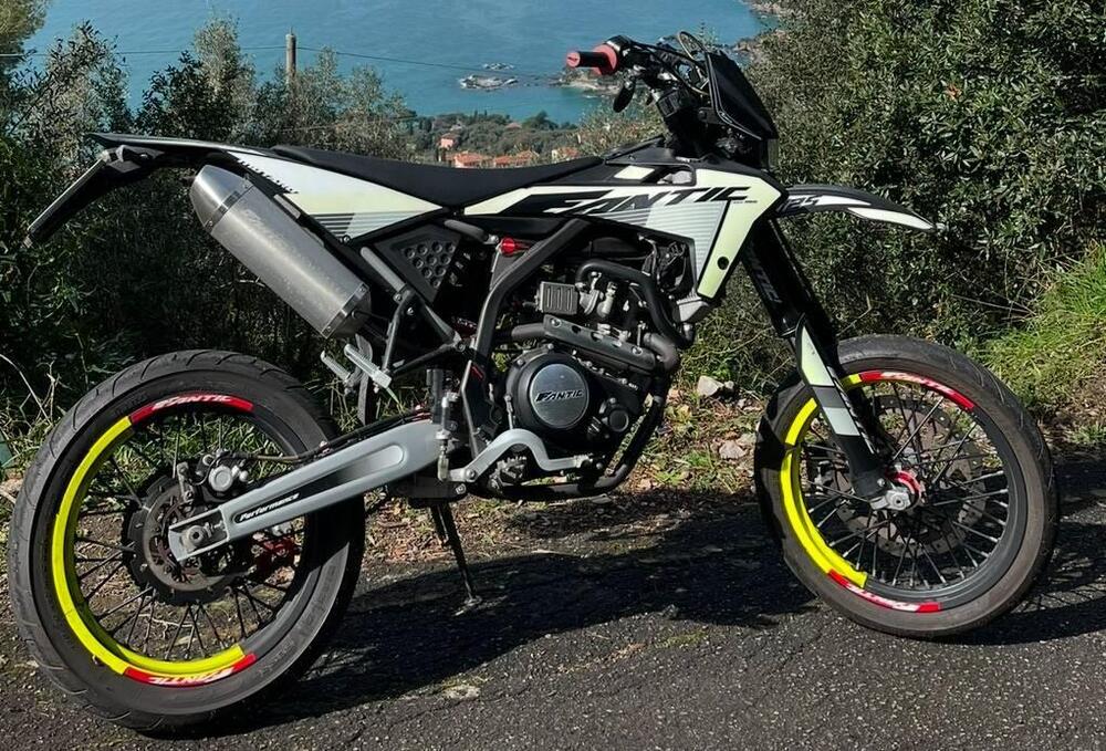 Fantic Motor Motard 125 Performance 4t (2020) (2)