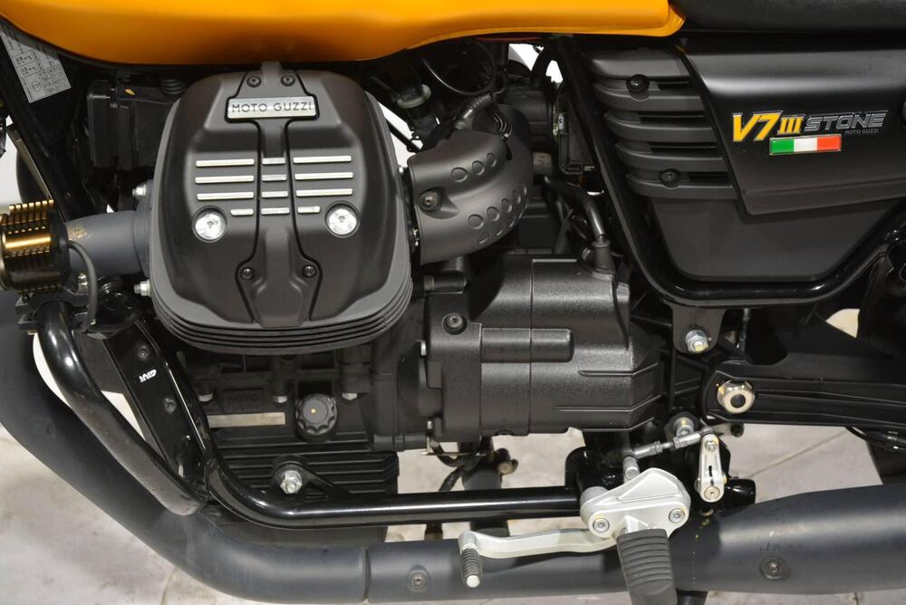 Moto Guzzi V7 III Stone (2017 - 20) (4)
