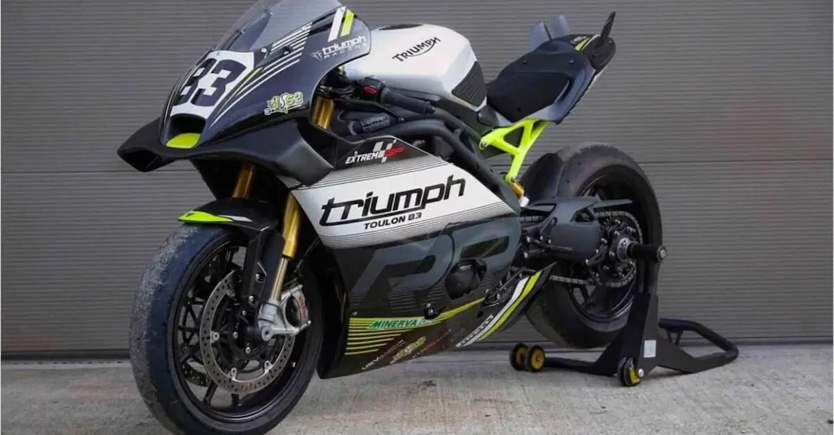 Come ti trasformo una Triumph Speed Triple 1200 in una "Daytona" da pista