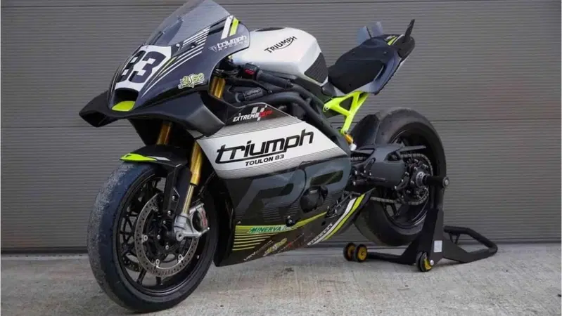 Come ti trasformo una Triumph Speed Triple 1200 in una "Daytona" da pista