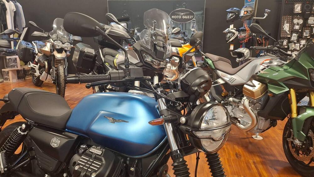 Moto Guzzi V7 Stone (2025) (3)