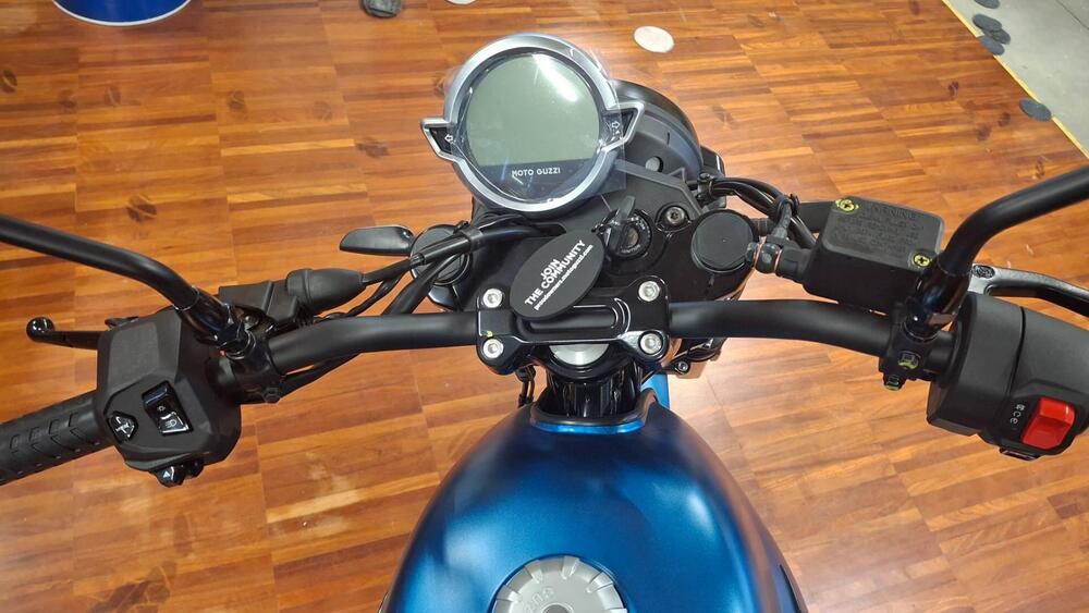 Moto Guzzi V7 Stone (2025) (4)
