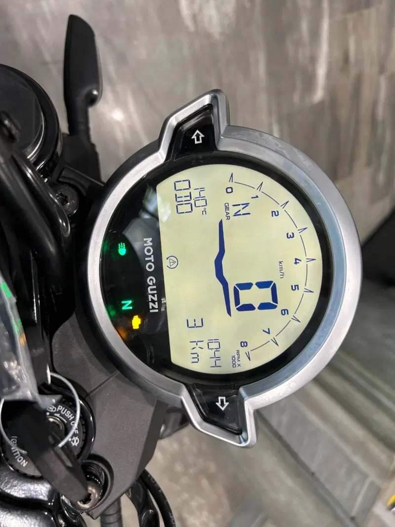 Moto Guzzi V7 Stone (2025 - 26) (2)