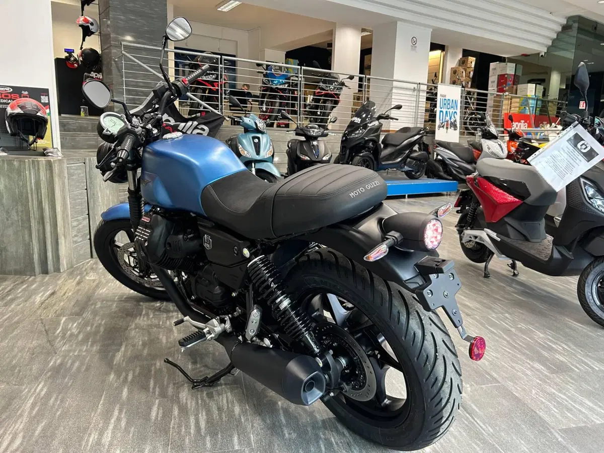 Moto Guzzi V7 Stone (2025 - 26) (4)
