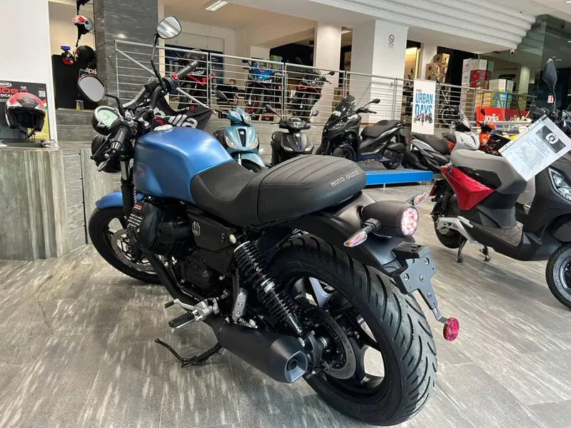 Moto Guzzi V7 Stone (2025 - 26) (4)